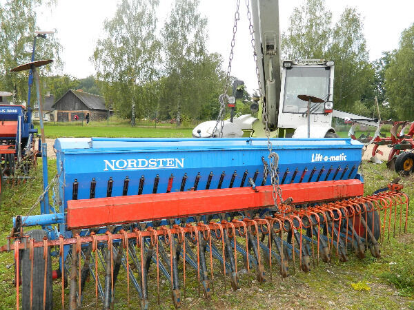 máy đào lỗ gieo hạt cơ học Nordsten 3