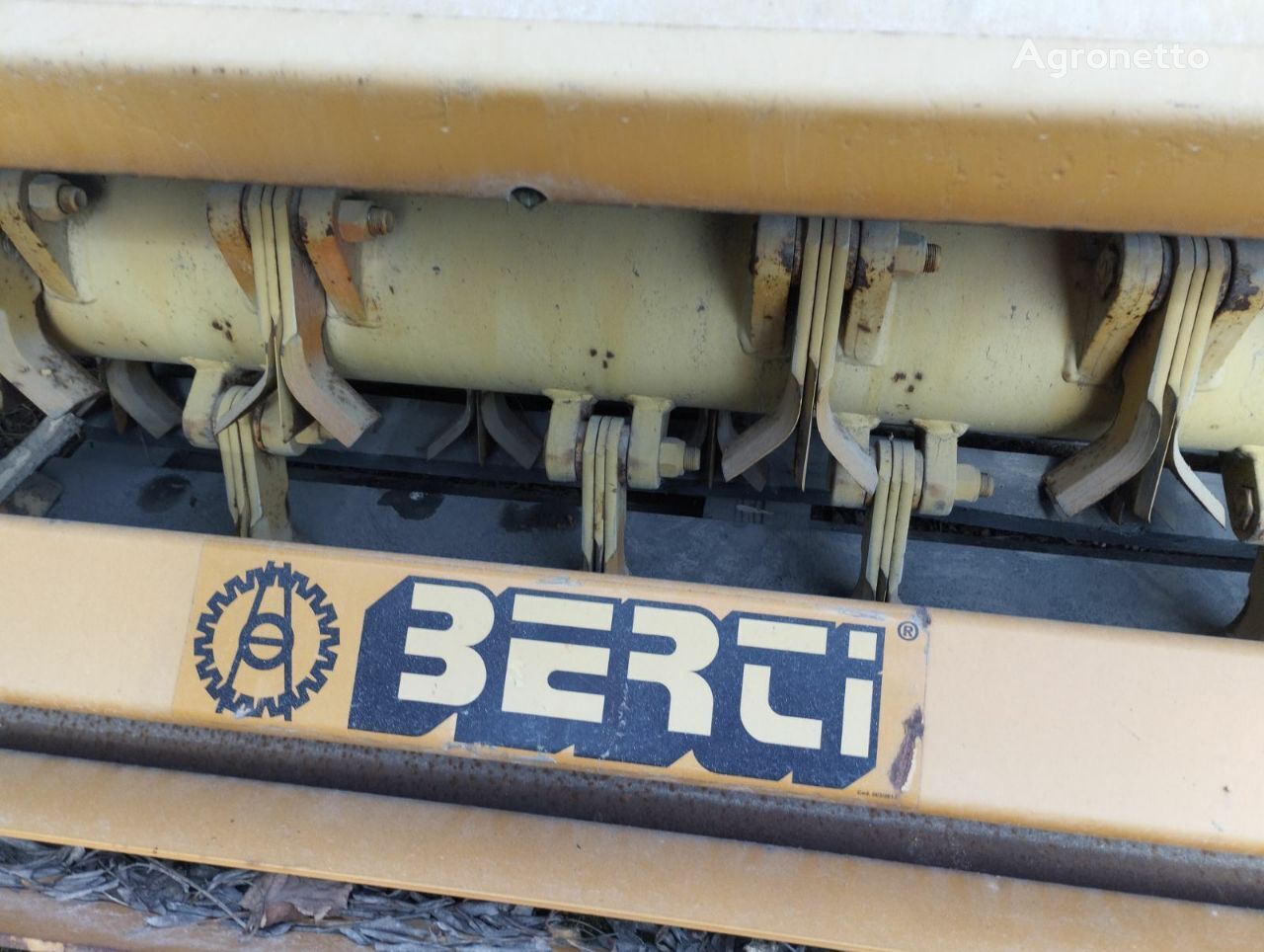 máy rải gắn máy kéo Berti TSB 2,70m mới