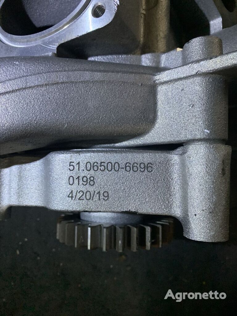 bơm làm mát động cơ MAN V12 D2862 51065006696 dành cho máy gặt đập liên hợp