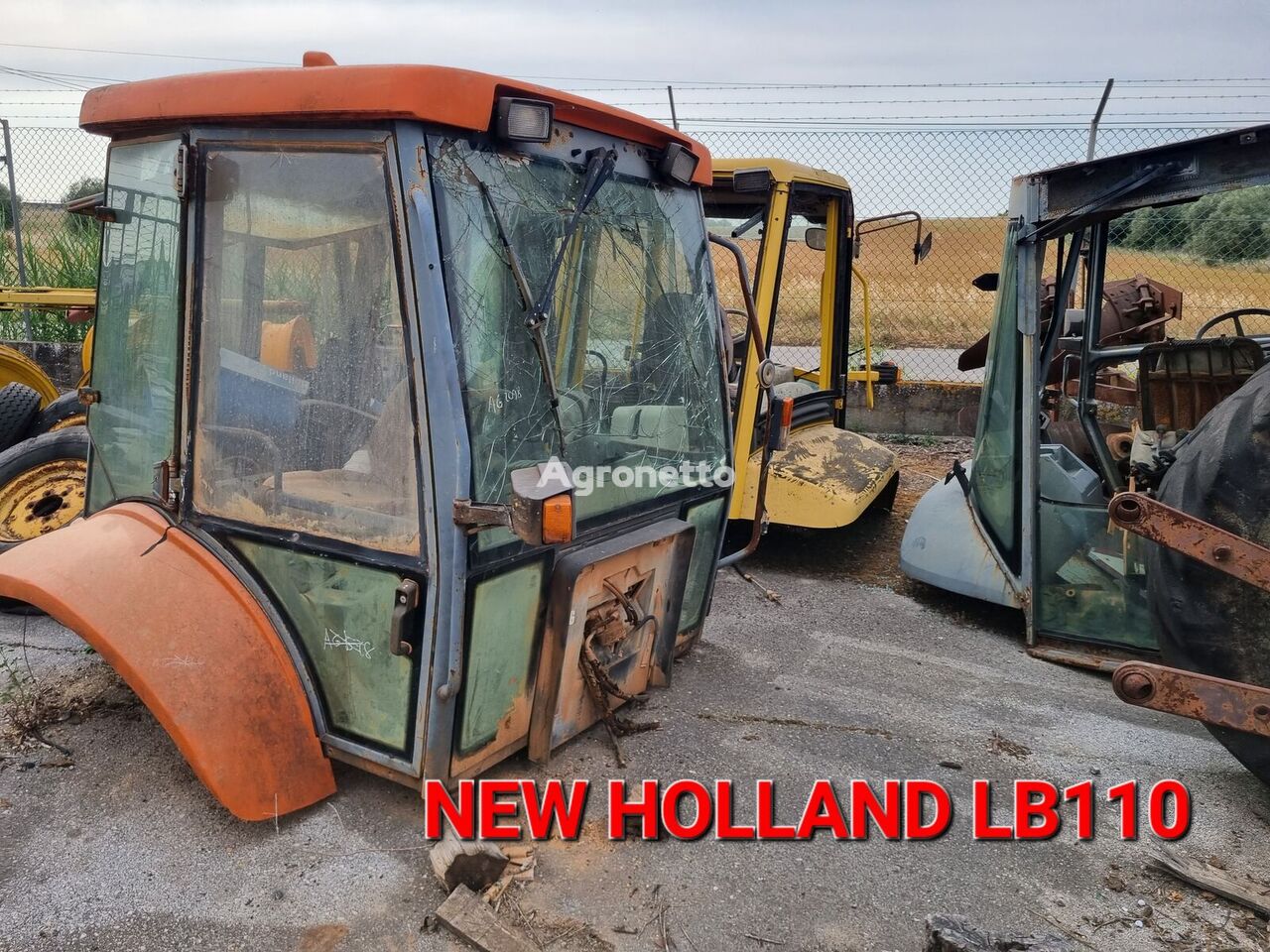 buồng lái New Holland LB110 dành cho máy kéo bánh xích cho phụ tùng